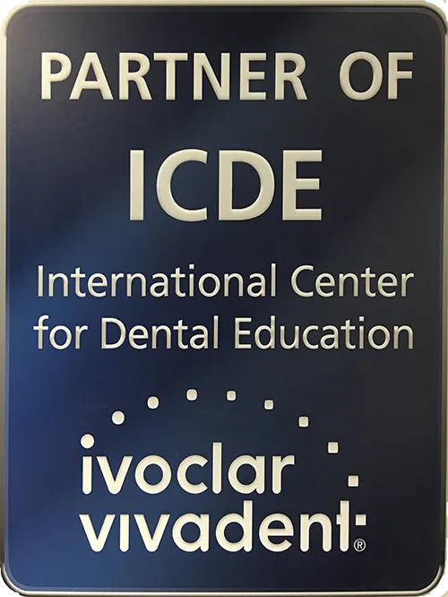 Plakette zur ICDE-Partnerschaft von Bridge Dental mit Ivoclar