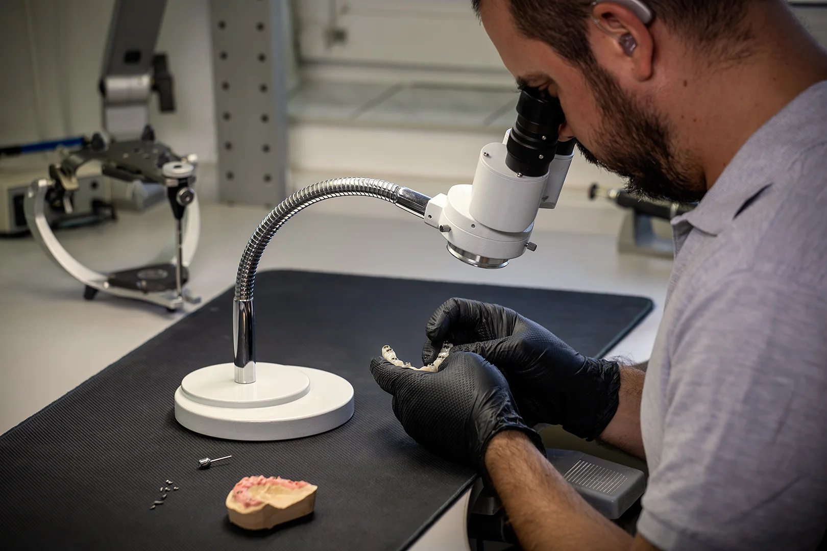 Präzise Kontrolle einer implantatgetragenen Restauration unter dem Mikroskop