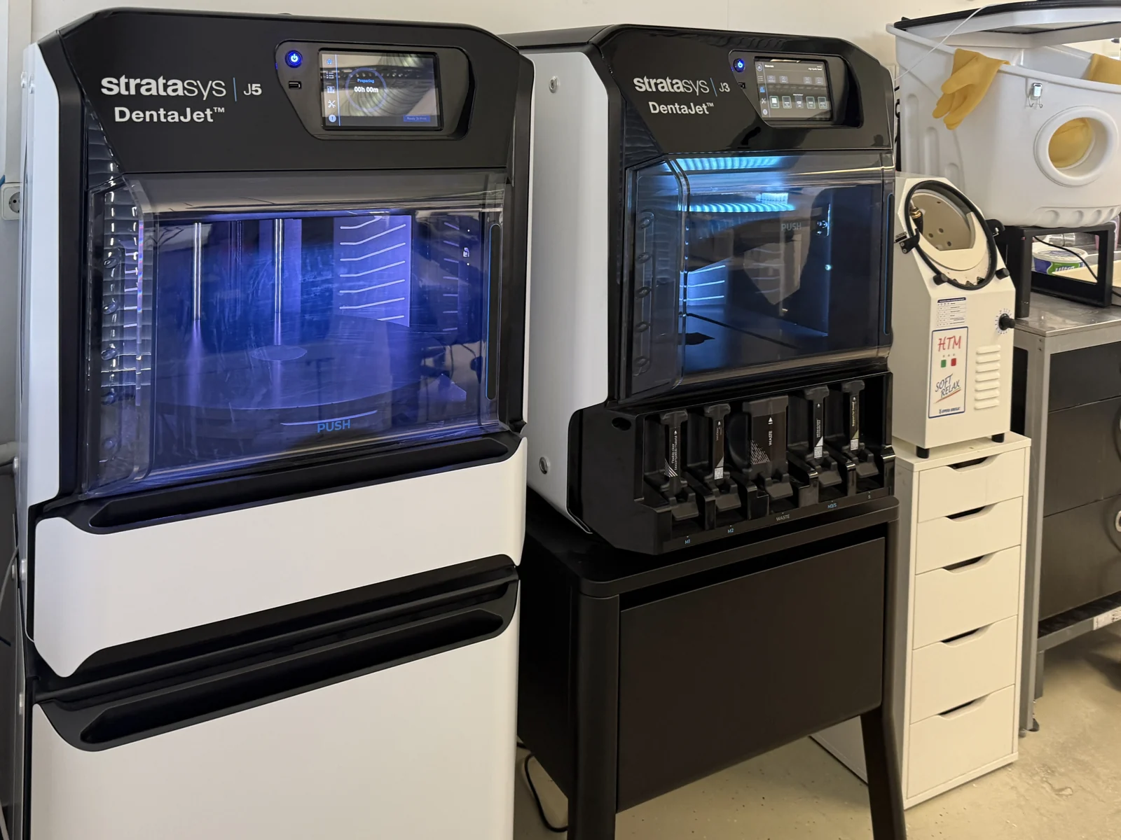 Stratasys J5 und J3 DentaJet 3D-Drucker im eigenen Fertigungszentrum